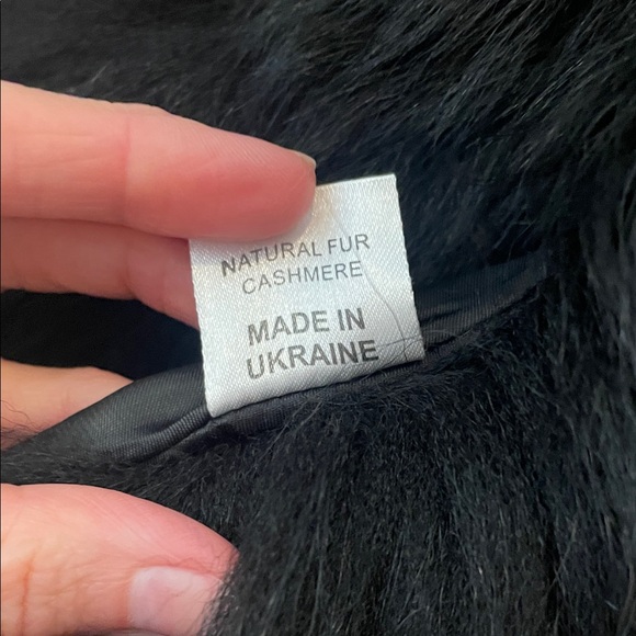Elegant Black Fur Trim Cape - Picture 7 of 7